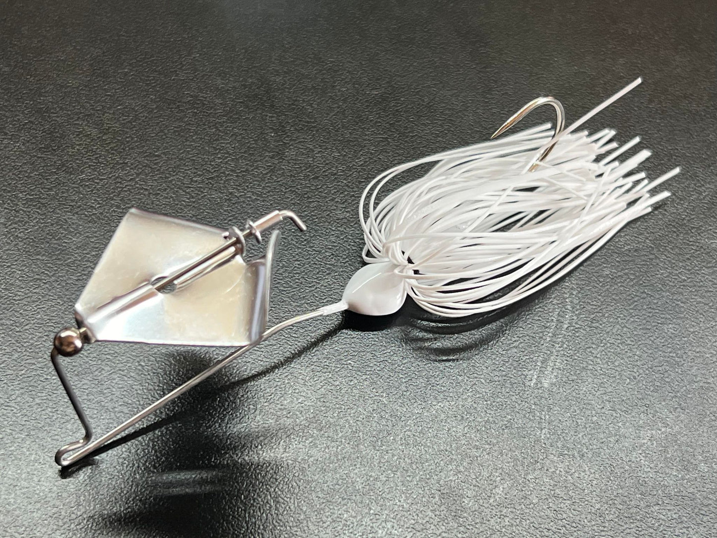 BuzzBait (whiteout)